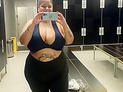 Mary Jhuana – Bbw Exibida No Banheiro Da Academia 6 Min